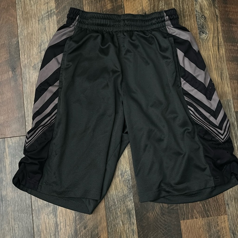 Mens Nike shorts (Small)